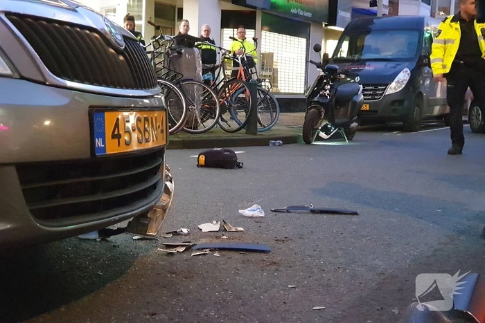 Scooterrijder gewond bij aanrijding met auto