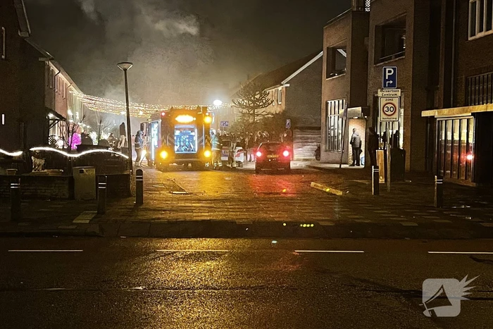 Brandweer blust brandende pallets