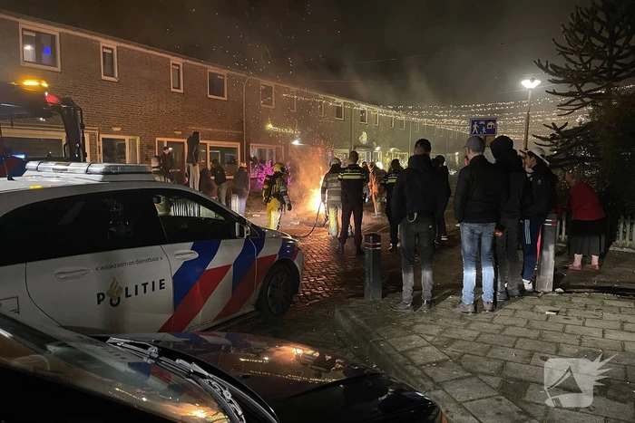 Brandweer blust brandende pallets