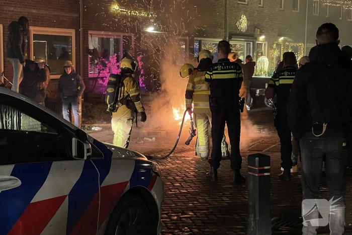 Brandweer blust brandende pallets