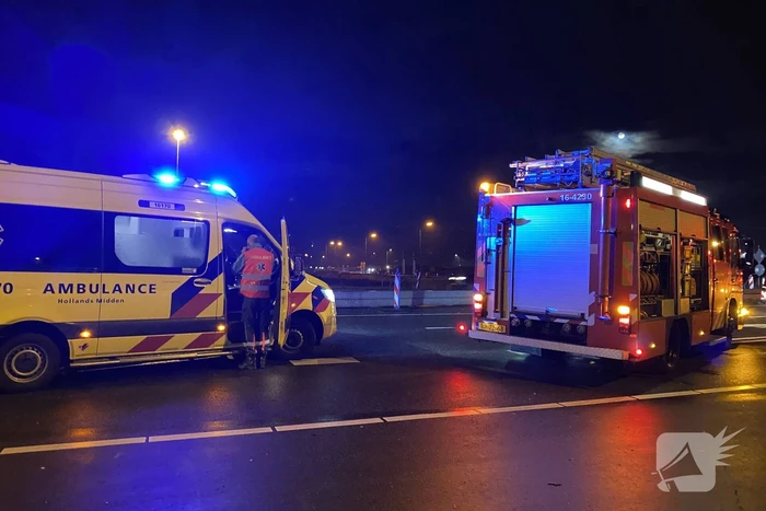 Automobilist verliest macht over het stuur en botst op betonblok
