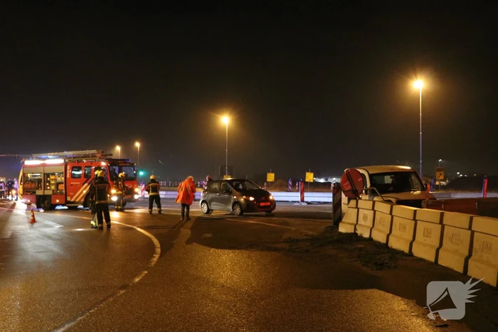 Automobilist verliest macht over het stuur en botst op betonblok