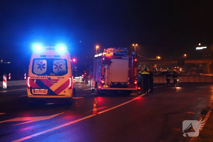 Automobilist verliest macht over het stuur en botst op betonblok