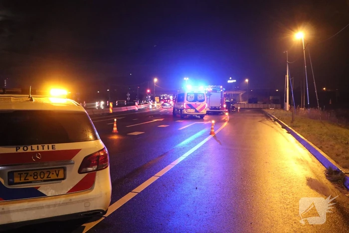 Automobilist verliest macht over het stuur en botst op betonblok