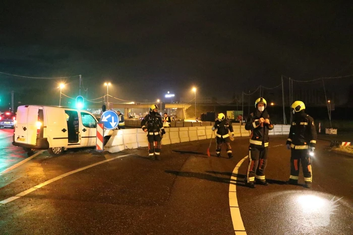 Automobilist verliest macht over het stuur en botst op betonblok