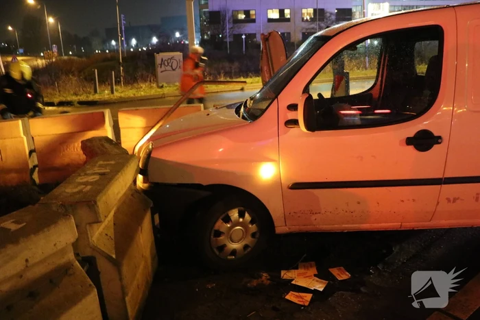 Automobilist verliest macht over het stuur en botst op betonblok