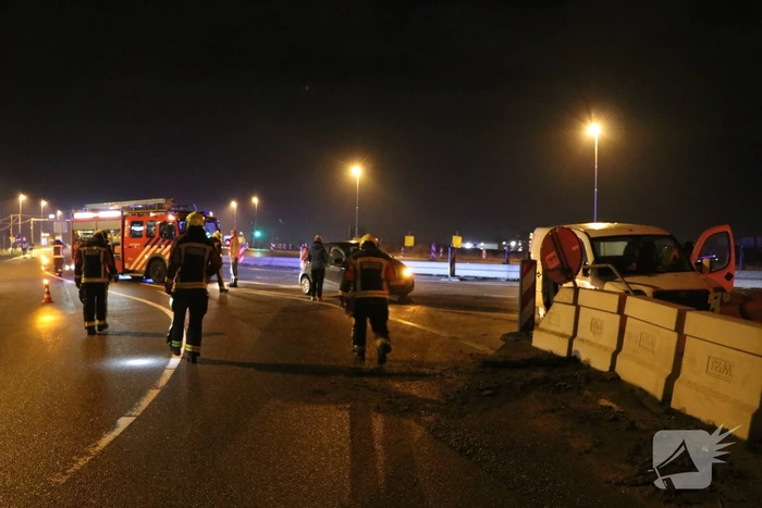 Automobilist verliest macht over het stuur en botst op betonblok