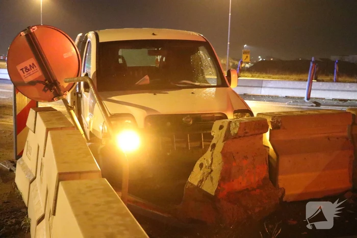 Automobilist verliest macht over het stuur en botst op betonblok