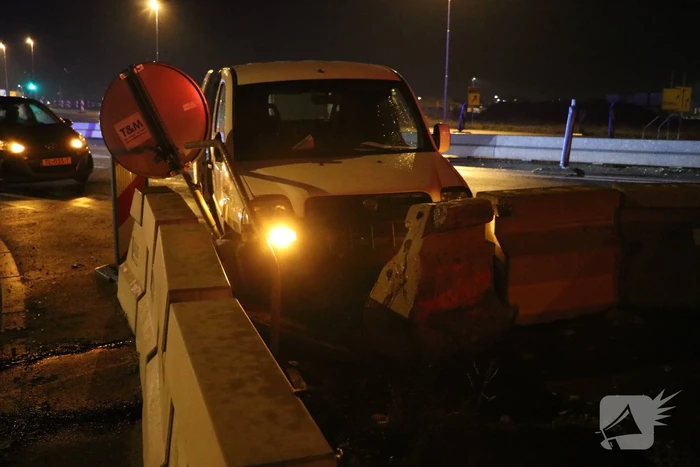Automobilist verliest macht over het stuur en botst op betonblok