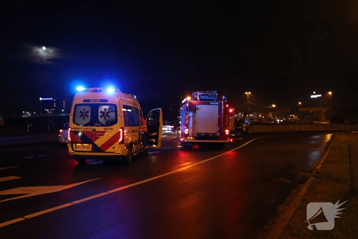Automobilist verliest macht over het stuur en botst op betonblok