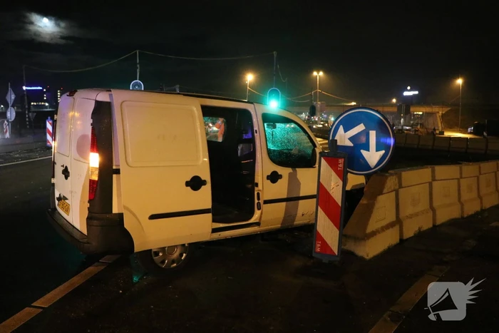 Automobilist verliest macht over het stuur en botst op betonblok