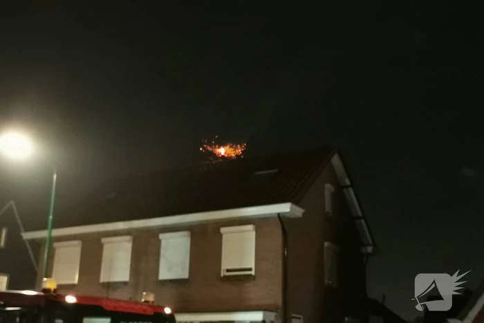 Brandweer blust brandende schoorsteen