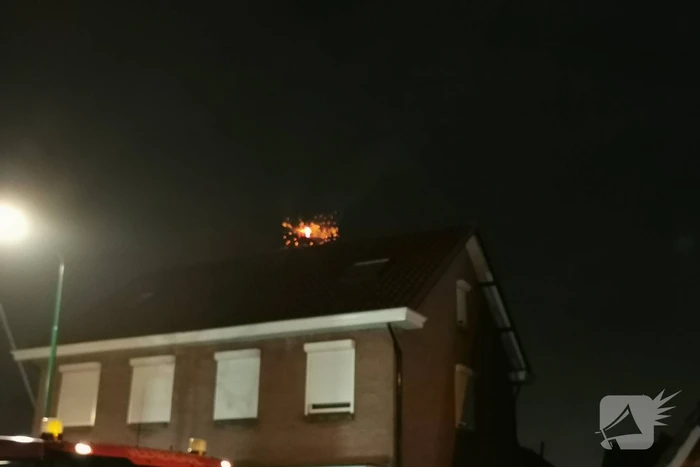 Brandweer blust brandende schoorsteen
