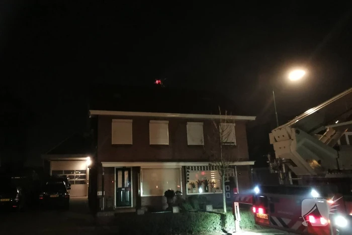Brandweer blust brandende schoorsteen