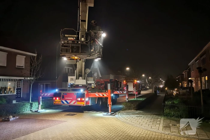 Brandweer blust brandende schoorsteen