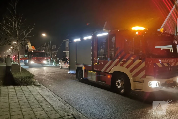 Brandweer blust brandende schoorsteen