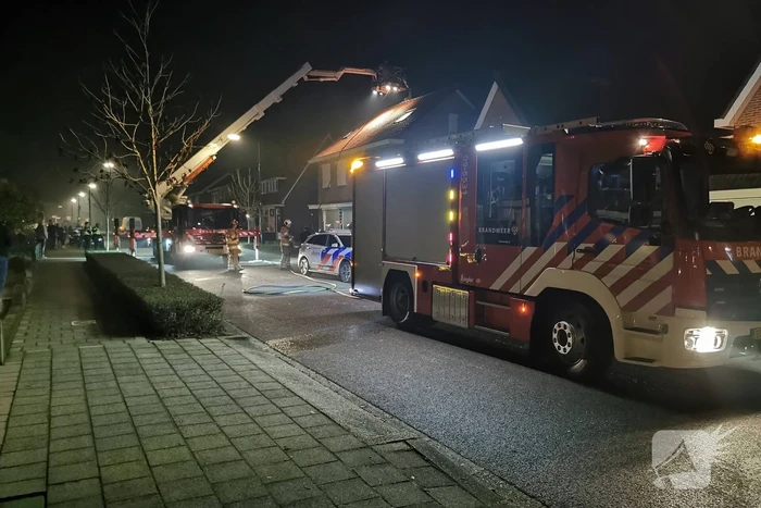 Brandweer blust brandende schoorsteen