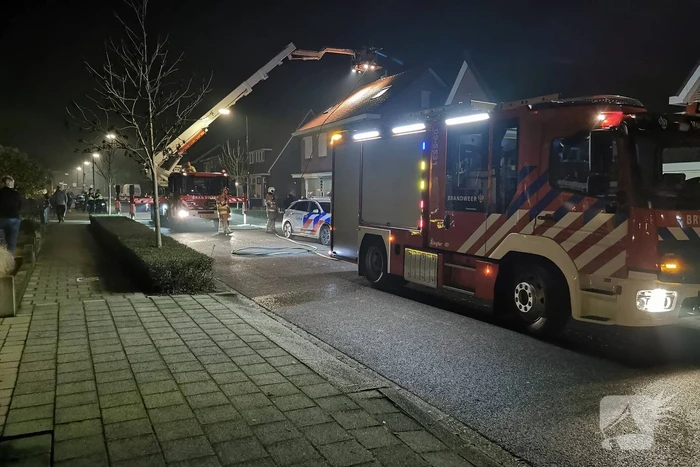 Brandweer blust brandende schoorsteen