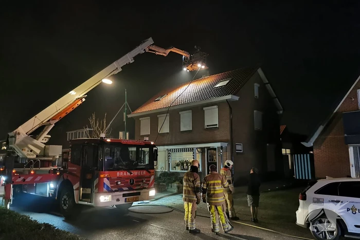 Brandweer blust brandende schoorsteen