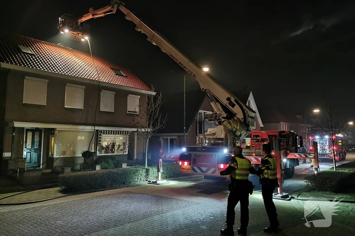 Brandweer blust brandende schoorsteen