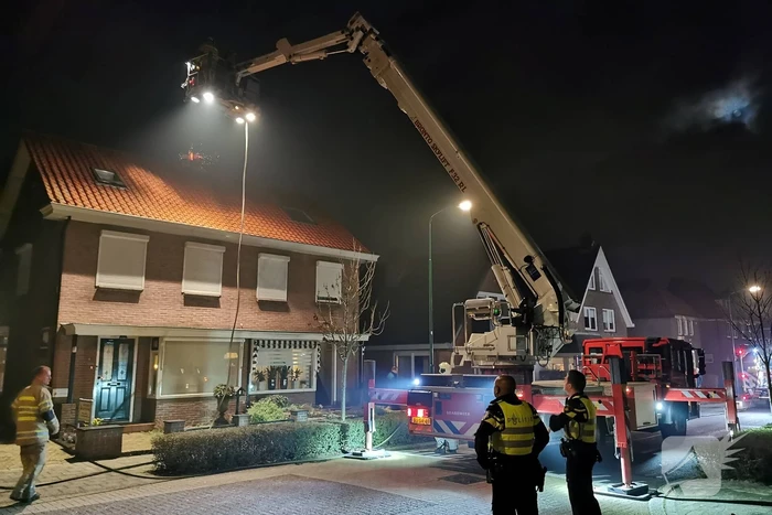 Brandweer blust brandende schoorsteen