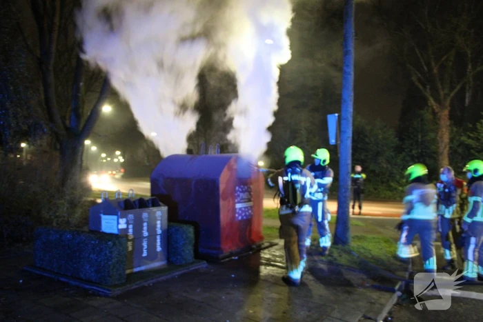 Brandweer blust brandende plasticcontainer