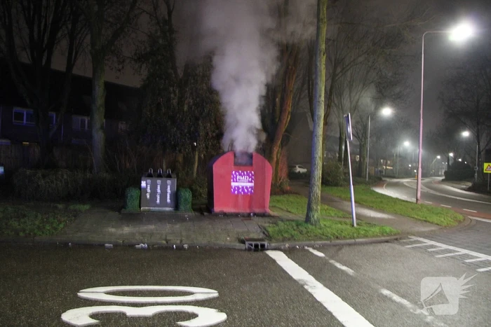 Brandweer blust brandende plasticcontainer