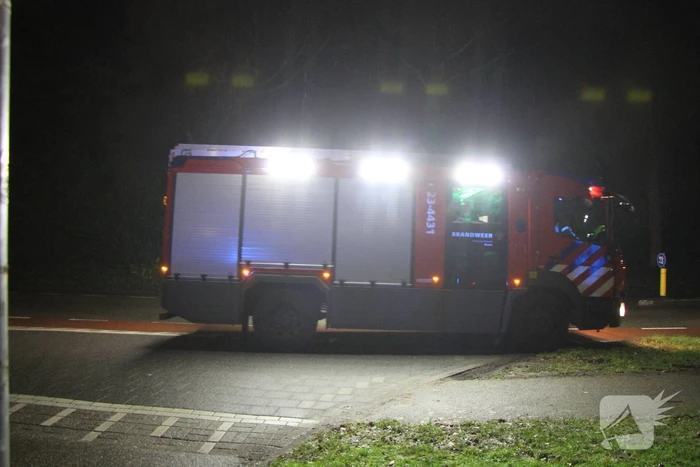 Brandweer blust brandende plasticcontainer