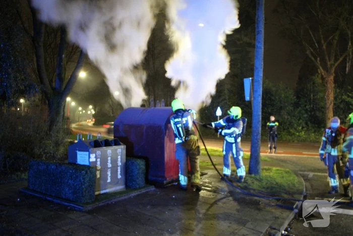 Brandweer blust brandende plasticcontainer