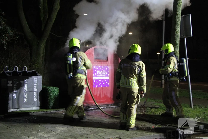 Brandweer blust brandende plasticcontainer