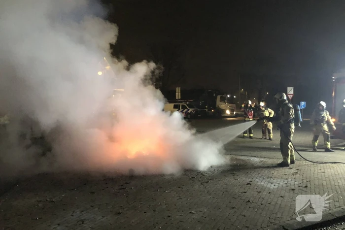 Houten pallet en vuurton in brand