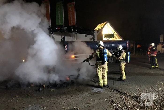 Houten pallet en vuurton in brand