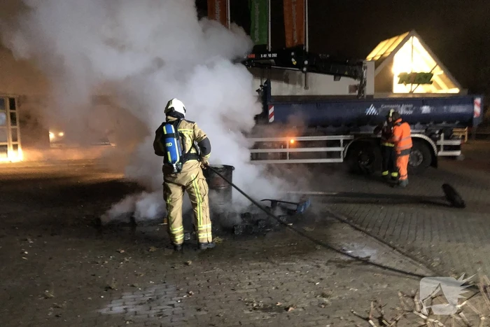 Houten pallet en vuurton in brand