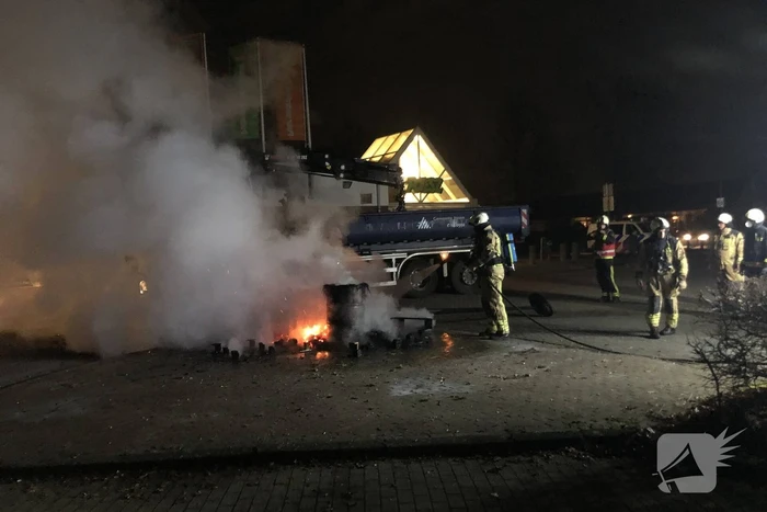 Houten pallet en vuurton in brand