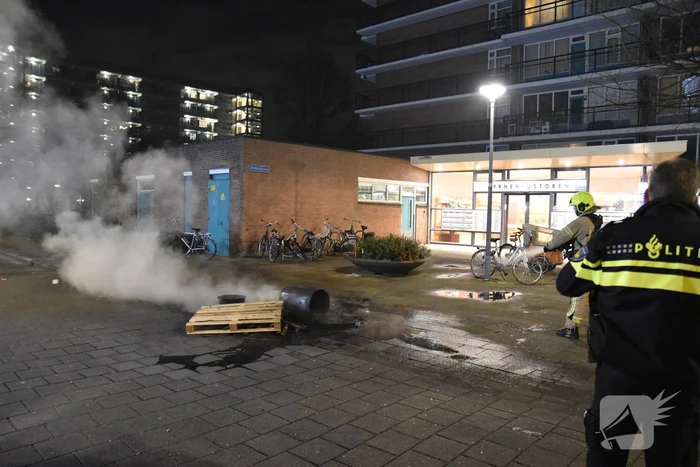 Pallets en ton aangestoken door jeugd