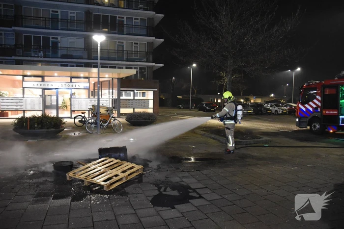 Pallets en ton aangestoken door jeugd