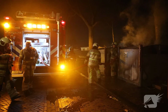 Brandweer blust brandende container