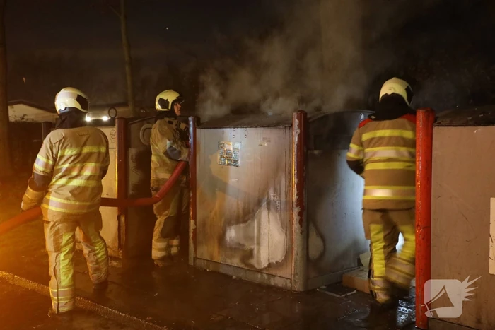 Brandweer blust brandende container