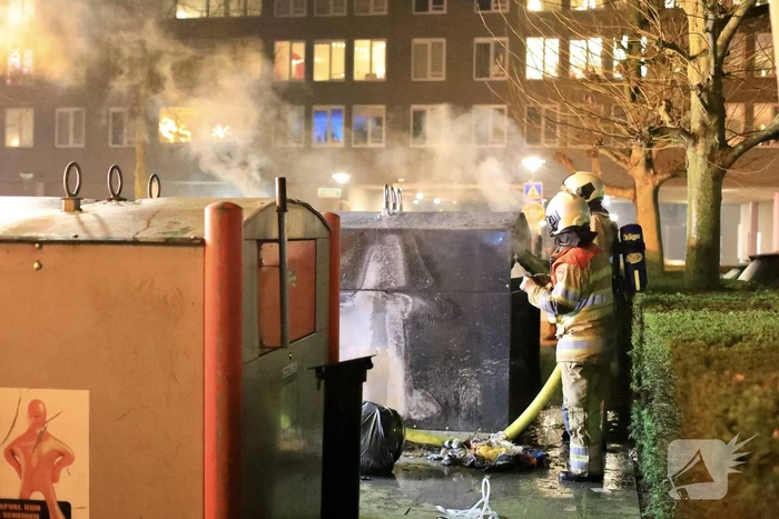 Papiercontainer in brand gestoken