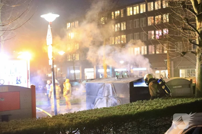 Papiercontainer in brand gestoken