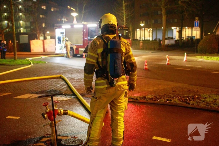 Papiercontainer in brand gestoken