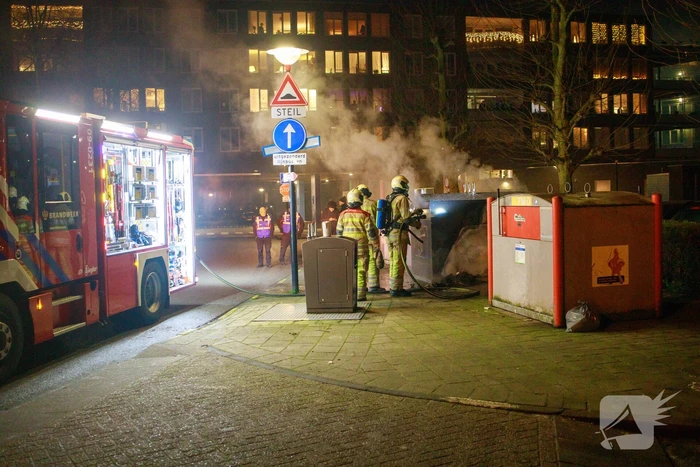 Papiercontainer in brand gestoken