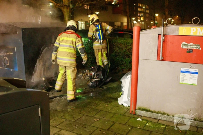 Papiercontainer in brand gestoken