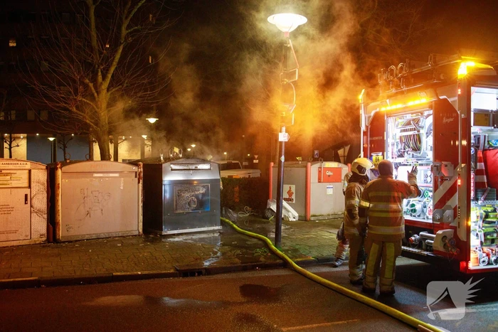 Papiercontainer in brand gestoken