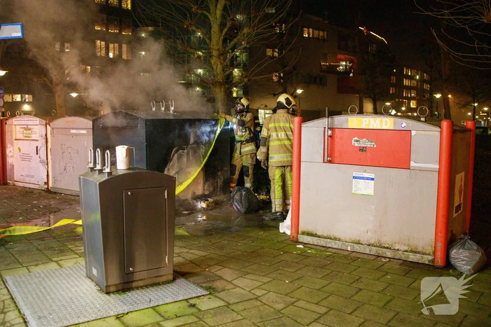 Papiercontainer in brand gestoken