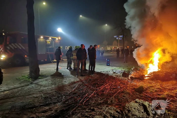 Stapel kerstbomen in brand gestoken