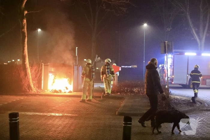 Brand tegen container bij tankstation