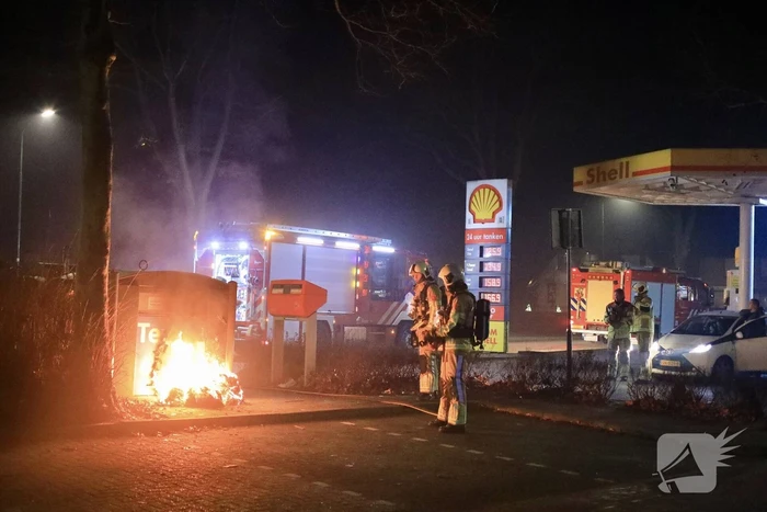 Brand tegen container bij tankstation