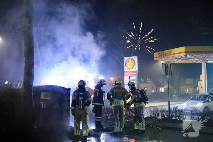 Brand tegen container bij tankstation