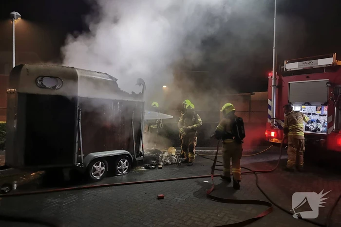 Paardentrailer in brand gestoken